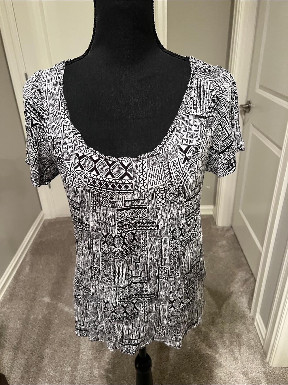 Jaclyn Smith Black & White Geometric Scoop Neck Short Sleeve Tee
